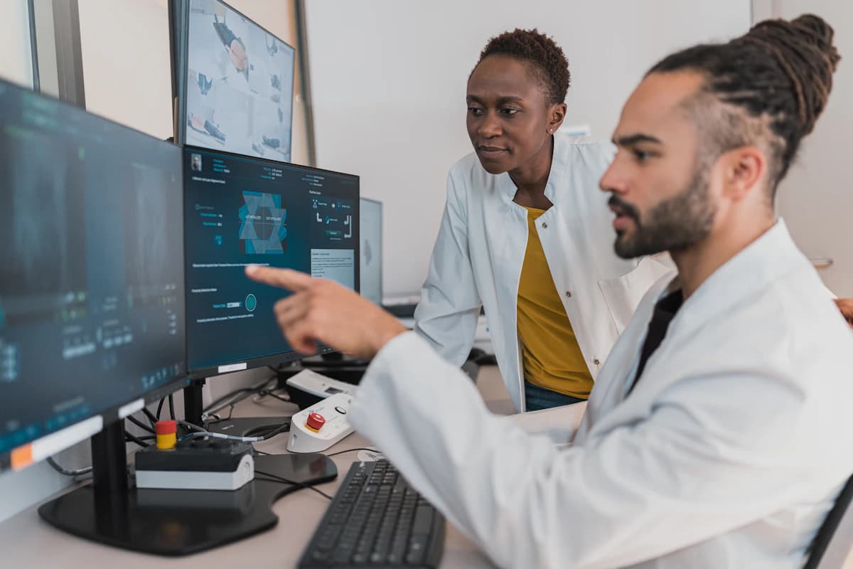 Médicos configurando o sistema