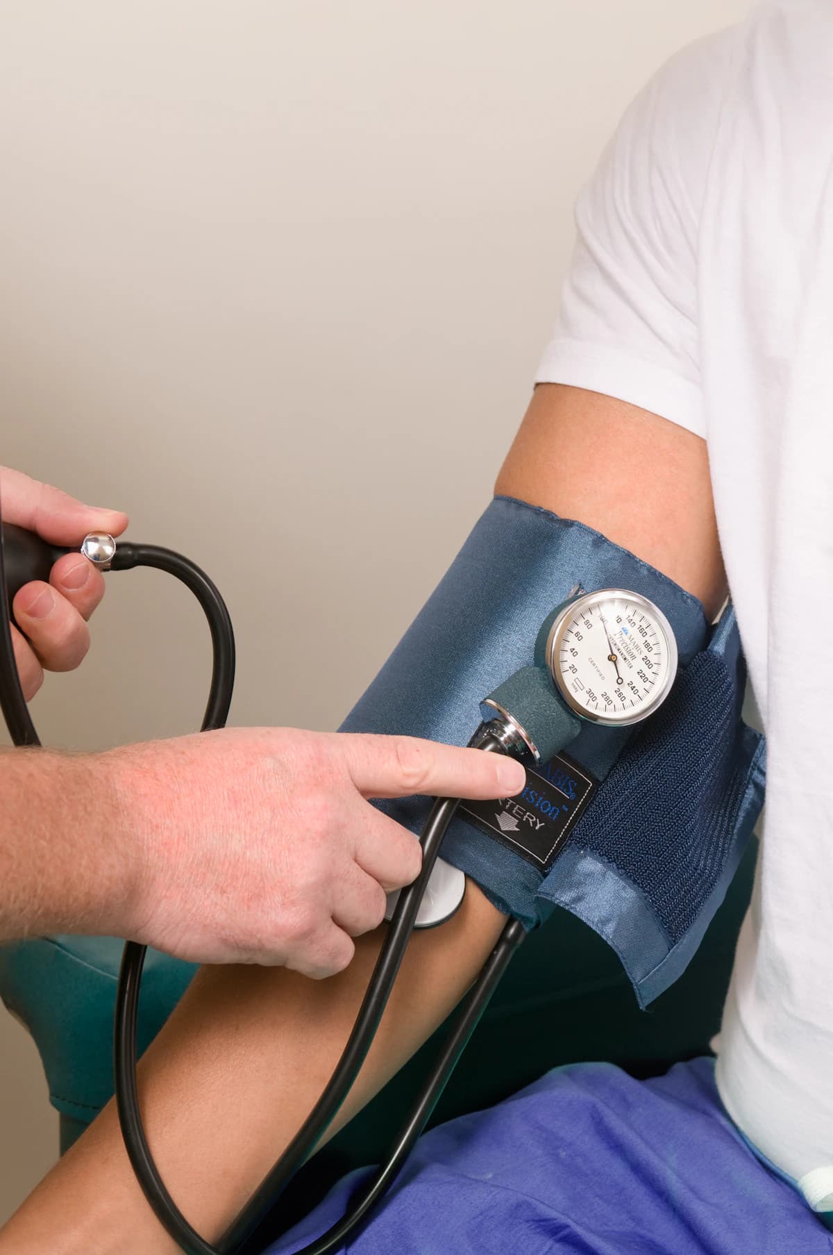 Médico atendendo paciente